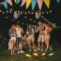 Impreza plenerowa bez problemów z hałasem – jak to zrobić z Silent Disco?